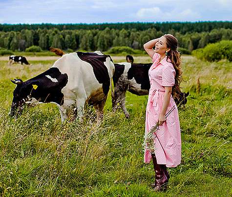 Юля Михалкова и корова-рекордсменка Мэри. Фото: материалы пресс-служб.