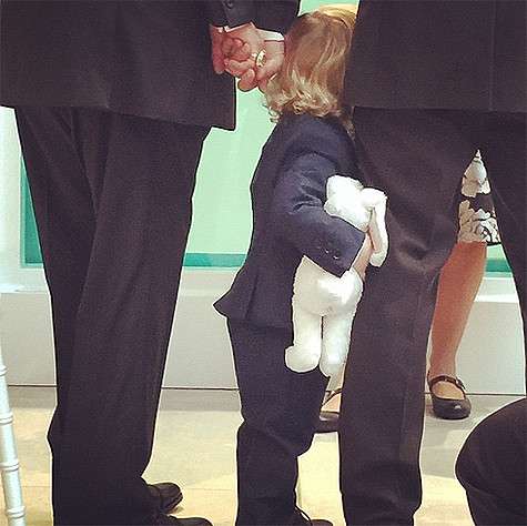 Сыновья Элтона и Дэвида, рожденные суррогатной матерью, подносили кольца новобрачным. Фото: Instagram.com/eltonjohn.