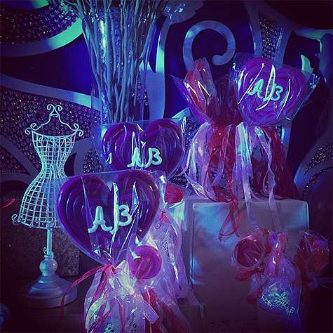 Банкетный зал украшали леденцы с инициалами маленькой именинницы «А.В.». Фото: Instagram.com.