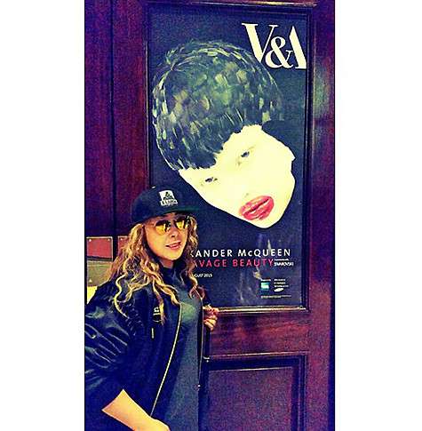 Прилетев в Лондон, Анита Цой отправилась на выставку Alexander McQueen. Фото: Instaram.com/anitatsoy.