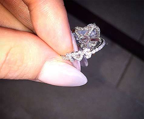 Леди Гага показала поклонникам инициалы, сделанные на ее помолвочном кольце. Фото: Instagram.com/ladygaga.
