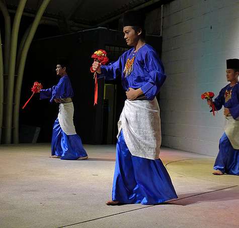 По вечерам в Старом городе устраиваются шоу с национальными песнями и плясками. Вход – свободный.