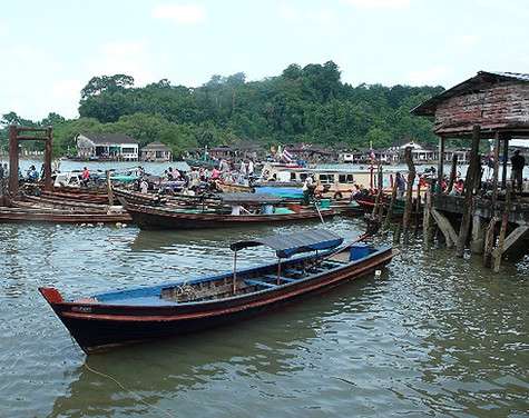 Между двумя странами курсируют туда-обратно деревянные лодки сомнительного вида и прочности.
