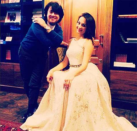 Софи примеряет платье Валентина Юдашкина. Фото: Instagram.com/sofi_sonechka1. Софи примеряет платье Валентина Юдашкина. Фото: Instagram.com/sofi_sonechka1.