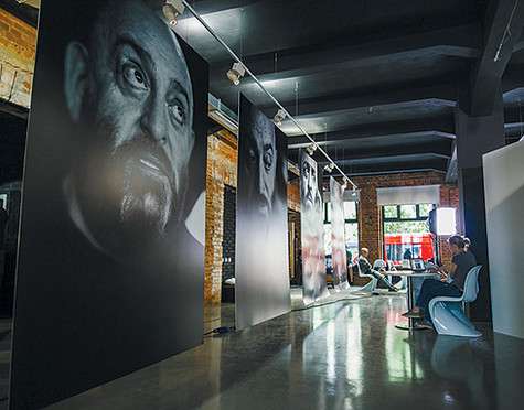 Галерея, где по сюжету видео выставляла свои работы героиня Анны Ковальчук. Фото: материалы пресс-служб.