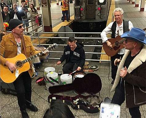 Концерт был недолгим, так как довольно быстро вокруг музыкантов группы U2 образовалась огромная толпа. Фото: Instagram.com/u2news. Концерт был недолгим, так как довольно быстро вокруг музыкантов группы U2 образовалась огромная толпа. Фото: Instagram.com/u2news.