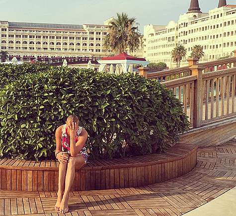 Когда Волочкова купалась в море, ее за коленку укусила большая черепаха или большая рыба. Артистка испытала настоящий шок от страха и боли. Фото: Instagram.com/volochkova_art.