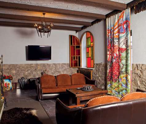 Рыцарский зал, где есть и гобелены, и звериные шкуры, и оружие, – украшение дома Запашных. Фото: Сергей Козловский.