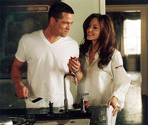 Брэд и Энджи встретились на съемочной площадке в 2004 году и настолько органично смотрелись вместе, что сомнений не возникало: это не просто игра. Кадр из фильма «Мистер и миссис Смит».