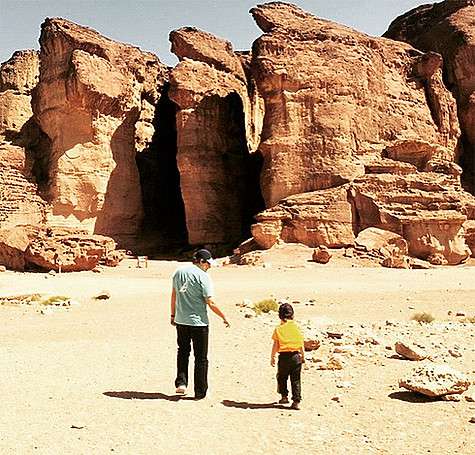 Дмитрий Дибров с сыном в Иерусалиме. Фото: Instagram.com/polinadibrova_dmitrydibrov.