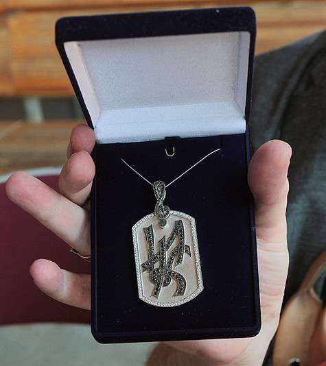 Именно этот кулон Борис Моисеев подарит на юбилей Игорю Крутому. Фото: Лилия Шарловская.