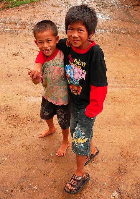 Здесь улыбаются и дети в заброшенных деревнях...