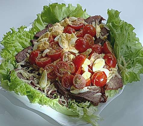 Салат с говядиной. Фото: материалы пресс-служб.