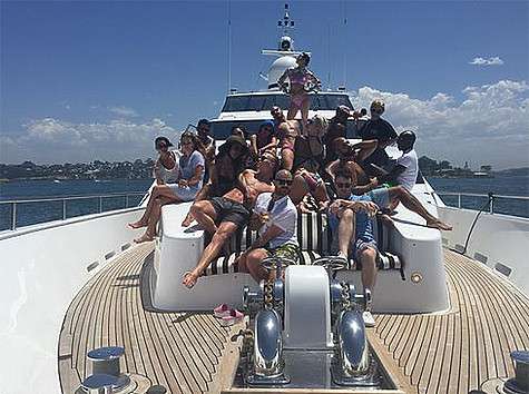 Кэти Перри на яхте с друзьями. Фото: Twitter.com/@katyperry.