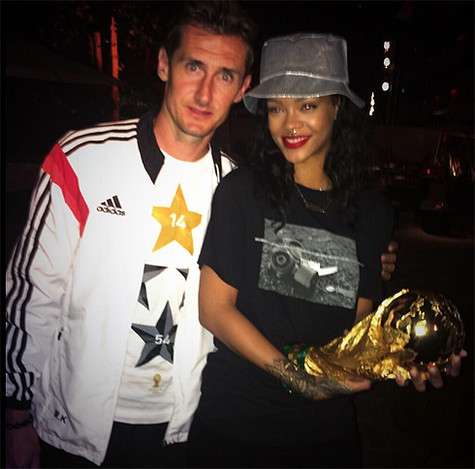Рианна и Мирослав Клозе. Фото: Twitter.com/@rihanna.