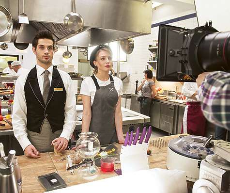 За время съемок в сериале «Кухня» Марк научился жарить гренки, готовить вкусный омлет и различать степени прожарки мяса. Фото: материалы пресс-служб.
