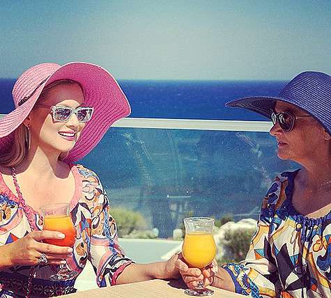 Лена Ленина решила присмотреть домик на море для своей мамы. Фото: Instagram.com/lenaleninaofficial.