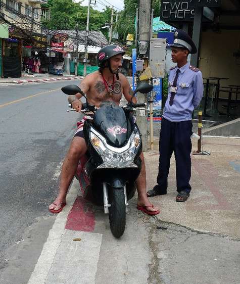 Тайцы, даже облеченные властью, обычно невысокого роста.