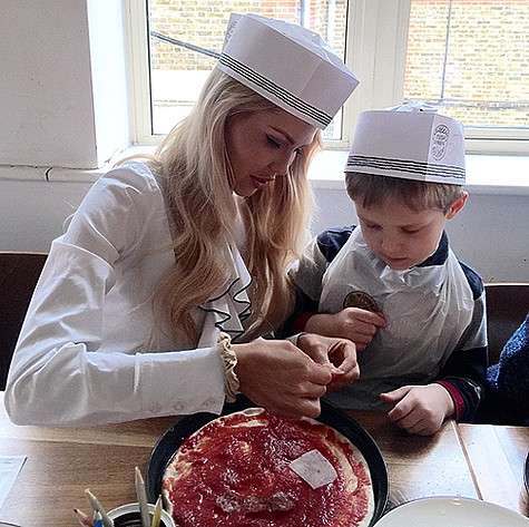 Мария Погребняк следит за тем, чтобы ее любимые мужчины питались правильно и вкусно. Фото: Instagram.com.