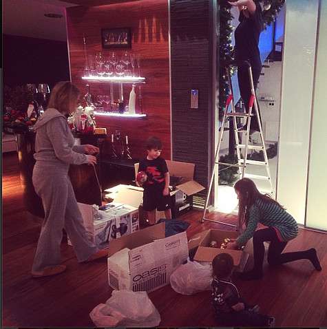 Помогает украшать дом к Новому году вся семья. Фото: социальные сети Помогает украшать дом к Новому году вся семья. Фото: социальные сети