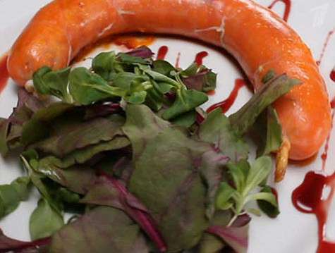 Морковные купаты с вишневым соусом «Демигляс». Фото: материалы пресс-служб.