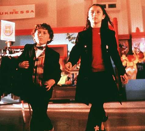 Алекса Вега и Дэрил Сабара. Кадр из фильма «Дети шпионов». Алекса Вега и Дэрил Сабара. Кадр из фильма «Дети шпионов».