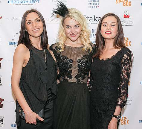 Анна Городжая и солистки группы «Блестящие». Фото: материалы пресс-служб.