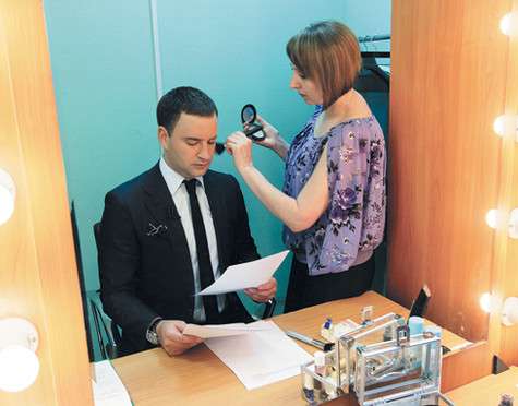 Леонид Закошанский верит в приметы: если из его рук выпадает сценарий, он обязательно на него садится, чтобы ничего не забыть. Фото: материалы пресс-служб.