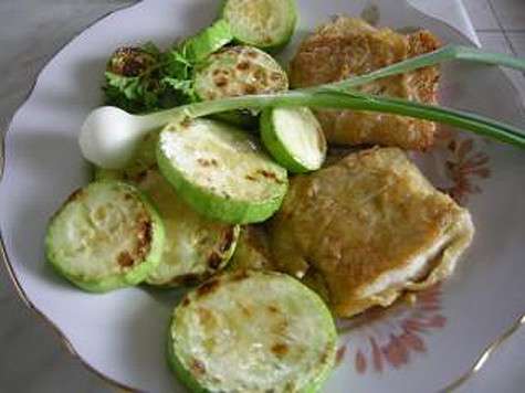 Блюдо можно дополнить гарниром из жареных кабачков.