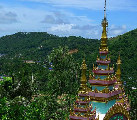 Мьянма, которую нередко называют Страной тысячи пагод, издалека привлекает своими храмами.