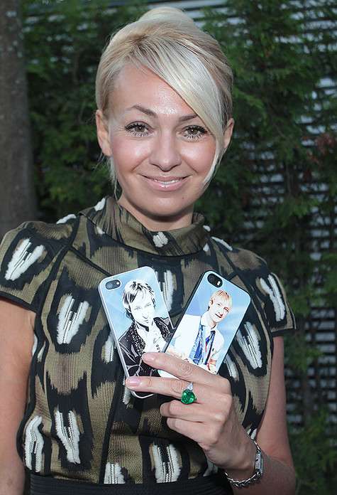 Яна Рудковская носит в сумочке Chanel сразу два портрета Евгения Плющенко. Фото: Лилия Шарловская.