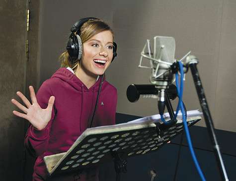 Юля Савичева, чтобы вжиться в роль, пришла на озвучку мультфильма в такой же одежде и с такой же прической, как ее героиня Мэри. Фото: материалы пресс-служб.