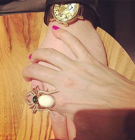 Вот такое необычное кольцо получила в подарок Тина Канделаки от своего возлюбленного. Фото: Instagram.com/tina_kandelaki.
