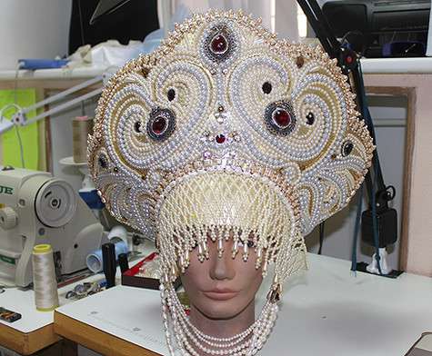 Для изготовления головного убора использовался только натуральный жемчуг. Фото: Гертруда Жигарева.