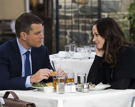 Мэтту Дэймону и Эмили Блант было неловко целоваться из-за своих супругов. Кадр из фильма «Меняющие реальность». Мэтту Дэймону и Эмили Блант было неловко целоваться из-за своих супругов. Кадр из фильма «Меняющие реальность».