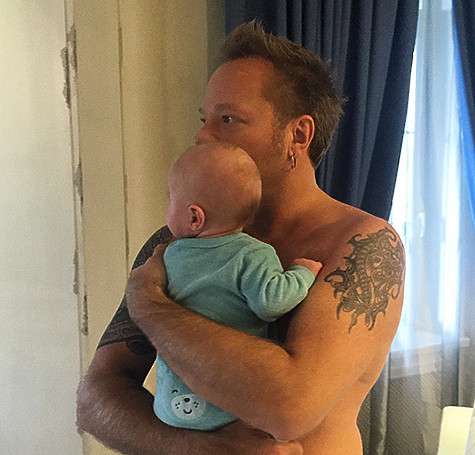 Счастливый Владимир Пресняков с сыном Артемом. Фото: Instagram.com/nataliapodolskaya.