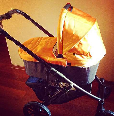 Вот в этой коляске будет гулять дочка Зои Бербер. Фото: Instagram.com/zberberr.