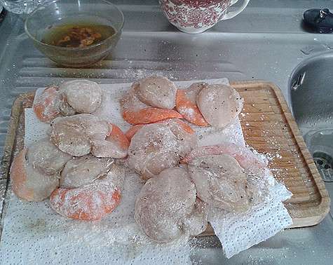 Перед обжаркой морские гребешки нужно обсушить на салфетке и обвалять в муке. Фото автора.