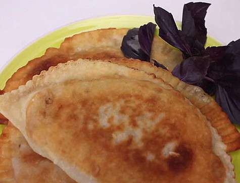 Чебуреки с мясом и с сыром. Фото: материалы пресс-служб.