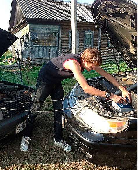 ...Но до этого многие СМИ писали о том, что сын короля гламура уехал в деревню. Фото: Instagram.com.