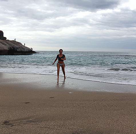 Во время отдыха Ая решила позаниматься йогой на пляже. Фото: материалы пресс-служб.