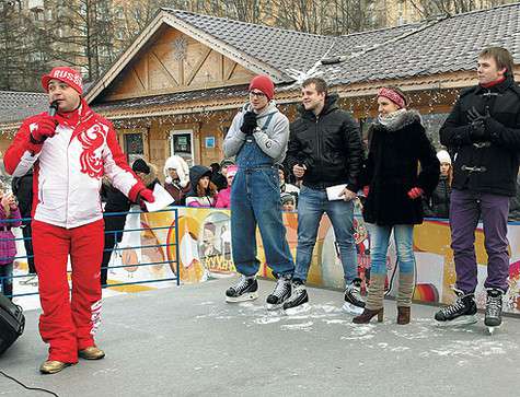 Звезды «Молодежки» Макар Запорожский, Игорь Огурцов, Мария Иващенко и Иван Дубровский устроили на сцене викторину, а затем отправились на каток. Фото: материалы пресс-служб.