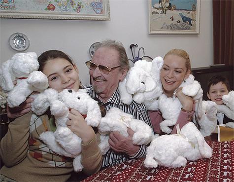 С дедушкой Юрием Яковлевым. Он очень помогал Маше, когда она впервые снималась в сериале. Фото: архив МК.