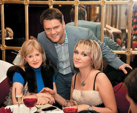 Светлана Богданова вместе с генеральным директором компании Dikson Еленой Акиньшиной и финансовым директором Сергеем Акиньшиным на праздновании 9-летия Dikson.