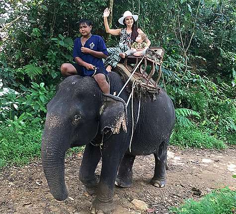 Эвелина Бледанс покаталась с сыном на слоне. Фото: Instagram.com/bledans.