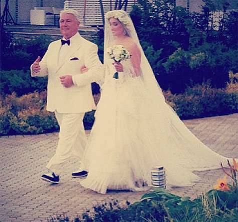 Знаменитый папа балерины, юморист Владимир Винокур блистал на празднике дочери в белоснежном костюме. Фото: Instagram.com.