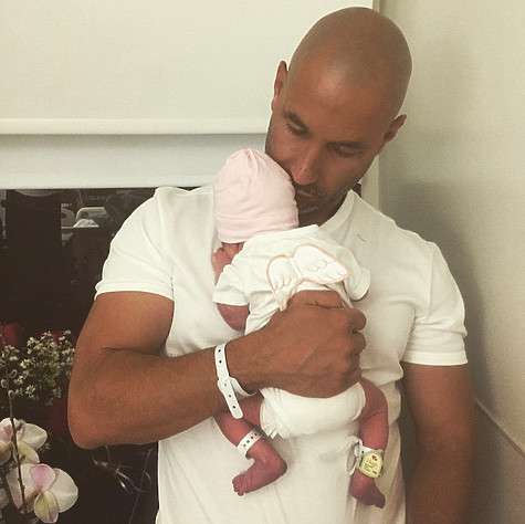 Фото с новорожденной дочкой счастливый отец опубликовал у себя в instagram