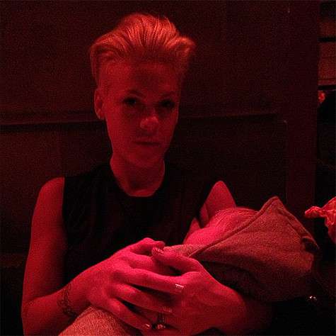 Пинк тоже не стесняется кормить грудью ребенка в публичных местах. Фото: Instagram.com.