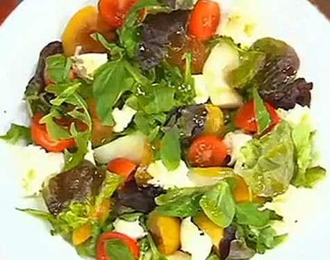 Салат с моцареллой и грушей. Фото: материалы пресс-служб.