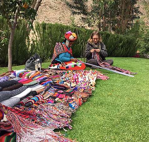 В Перу Ксения Собчак решила научиться вязать. Фото: Instagram.com.